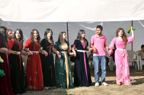 Yüksekova'da 08-09-Eylül 2012'de dünya evine giren çiftlerimizi sizlerler için sayfamıza taşıdık. Yüksekova Güncel Ailesi olarak tüm çitflerimize mutluluklar dileriz. Fotoğraf & Görüntü: Yaşar KAPLAN