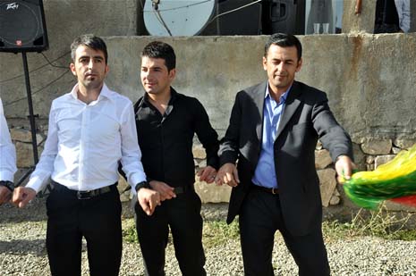 Yüksekova'da 08-09-Eylül 2012'de dünya evine giren çiftlerimizi sizlerler için sayfamıza taşıdık. Yüksekova Güncel Ailesi olarak tüm çitflerimize mutluluklar dileriz. Fotoğraf & Görüntü: Yaşar KAPLAN