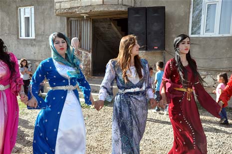 Yüksekova'da 08-09-Eylül 2012'de dünya evine giren çiftlerimizi sizlerler için sayfamıza taşıdık. Yüksekova Güncel Ailesi olarak tüm çitflerimize mutluluklar dileriz. Fotoğraf & Görüntü: Yaşar KAPLAN