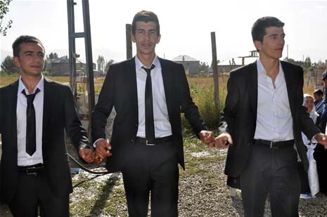 Yüksekova'da 08-09-Eylül 2012'de dünya evine giren çiftlerimizi sizlerler için sayfamıza taşıdık. Yüksekova Güncel Ailesi olarak tüm çitflerimize mutluluklar dileriz. Fotoğraf & Görüntü: Yaşar KAPLAN