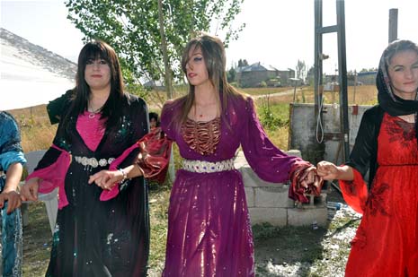 Yüksekova'da 08-09-Eylül 2012'de dünya evine giren çiftlerimizi sizlerler için sayfamıza taşıdık. Yüksekova Güncel Ailesi olarak tüm çitflerimize mutluluklar dileriz. Fotoğraf & Görüntü: Yaşar KAPLAN