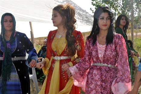 Yüksekova'da 08-09-Eylül 2012'de dünya evine giren çiftlerimizi sizlerler için sayfamıza taşıdık. Yüksekova Güncel Ailesi olarak tüm çitflerimize mutluluklar dileriz. Fotoğraf & Görüntü: Yaşar KAPLAN