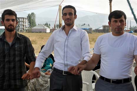 Yüksekova'da 08-09-Eylül 2012'de dünya evine giren çiftlerimizi sizlerler için sayfamıza taşıdık. Yüksekova Güncel Ailesi olarak tüm çitflerimize mutluluklar dileriz. Fotoğraf & Görüntü: Yaşar KAPLAN