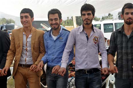 Yüksekova'da 08-09-Eylül 2012'de dünya evine giren çiftlerimizi sizlerler için sayfamıza taşıdık. Yüksekova Güncel Ailesi olarak tüm çitflerimize mutluluklar dileriz. Fotoğraf & Görüntü: Yaşar KAPLAN