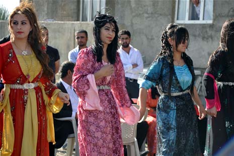 Yüksekova'da 08-09-Eylül 2012'de dünya evine giren çiftlerimizi sizlerler için sayfamıza taşıdık. Yüksekova Güncel Ailesi olarak tüm çitflerimize mutluluklar dileriz. Fotoğraf & Görüntü: Yaşar KAPLAN