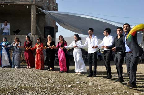 Yüksekova'da 08-09-Eylül 2012'de dünya evine giren çiftlerimizi sizlerler için sayfamıza taşıdık. Yüksekova Güncel Ailesi olarak tüm çitflerimize mutluluklar dileriz. Fotoğraf & Görüntü: Yaşar KAPLAN