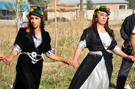 Yüksekova'da 08-09-Eylül 2012'de dünya evine giren çiftlerimizi sizlerler için sayfamıza taşıdık. Yüksekova Güncel Ailesi olarak tüm çitflerimize mutluluklar dileriz. Fotoğraf & Görüntü: Yaşar KAPLAN