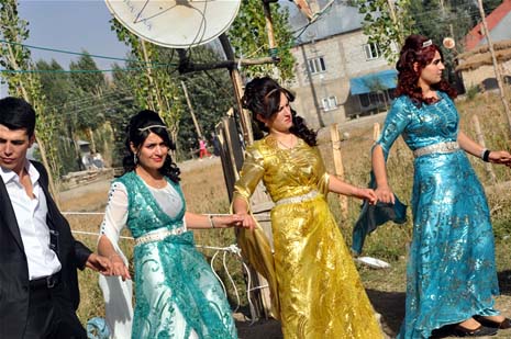 Yüksekova'da 08-09-Eylül 2012'de dünya evine giren çiftlerimizi sizlerler için sayfamıza taşıdık. Yüksekova Güncel Ailesi olarak tüm çitflerimize mutluluklar dileriz. Fotoğraf & Görüntü: Yaşar KAPLAN