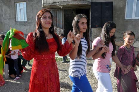 Yüksekova'da 08-09-Eylül 2012'de dünya evine giren çiftlerimizi sizlerler için sayfamıza taşıdık. Yüksekova Güncel Ailesi olarak tüm çitflerimize mutluluklar dileriz. Fotoğraf & Görüntü: Yaşar KAPLAN