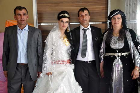 Yüksekova'da 08-09-Eylül 2012'de dünya evine giren çiftlerimizi sizlerler için sayfamıza taşıdık. Yüksekova Güncel Ailesi olarak tüm çitflerimize mutluluklar dileriz. Fotoğraf & Görüntü: Yaşar KAPLAN