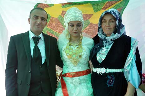 Yüksekova'da 08-09-Eylül 2012'de dünya evine giren çiftlerimizi sizlerler için sayfamıza taşıdık. Yüksekova Güncel Ailesi olarak tüm çitflerimize mutluluklar dileriz. Fotoğraf & Görüntü: Yaşar KAPLAN