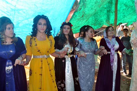 Yüksekova'da 08-09-Eylül 2012'de dünya evine giren çiftlerimizi sizlerler için sayfamıza taşıdık. Yüksekova Güncel Ailesi olarak tüm çitflerimize mutluluklar dileriz. Fotoğraf & Görüntü: Yaşar KAPLAN