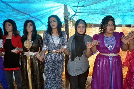 Yüksekova'da 08-09-Eylül 2012'de dünya evine giren çiftlerimizi sizlerler için sayfamıza taşıdık. Yüksekova Güncel Ailesi olarak tüm çitflerimize mutluluklar dileriz. Fotoğraf & Görüntü: Yaşar KAPLAN