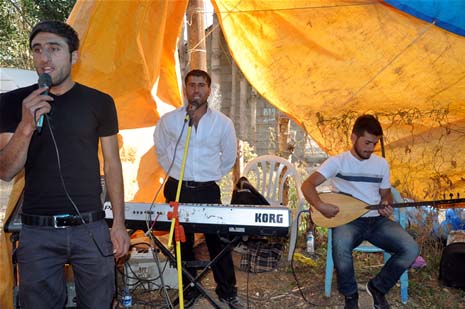 Yüksekova'da 08-09-Eylül 2012'de dünya evine giren çiftlerimizi sizlerler için sayfamıza taşıdık. Yüksekova Güncel Ailesi olarak tüm çitflerimize mutluluklar dileriz. Fotoğraf & Görüntü: Yaşar KAPLAN