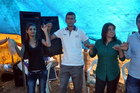 Yüksekova'da 08-09-Eylül 2012'de dünya evine giren çiftlerimizi sizlerler için sayfamıza taşıdık. Yüksekova Güncel Ailesi olarak tüm çitflerimize mutluluklar dileriz. Fotoğraf & Görüntü: Yaşar KAPLAN