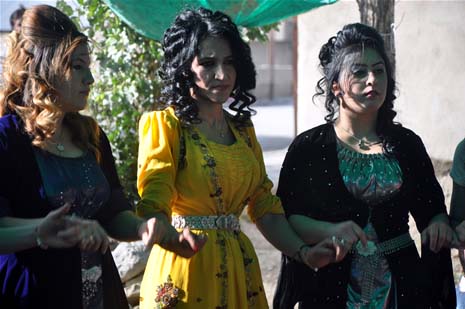 Yüksekova'da 08-09-Eylül 2012'de dünya evine giren çiftlerimizi sizlerler için sayfamıza taşıdık. Yüksekova Güncel Ailesi olarak tüm çitflerimize mutluluklar dileriz. Fotoğraf & Görüntü: Yaşar KAPLAN