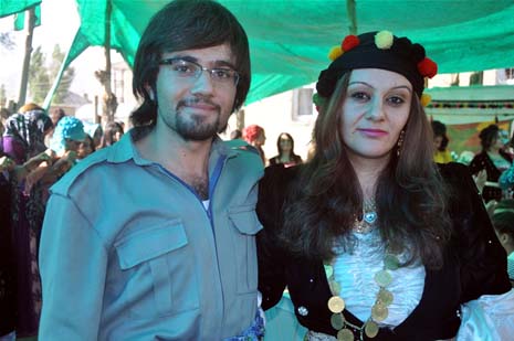 Yüksekova'da 08-09-Eylül 2012'de dünya evine giren çiftlerimizi sizlerler için sayfamıza taşıdık. Yüksekova Güncel Ailesi olarak tüm çitflerimize mutluluklar dileriz. Fotoğraf & Görüntü: Yaşar KAPLAN