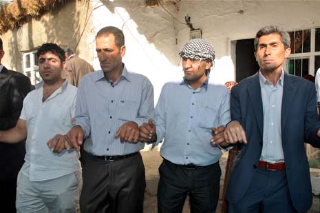 Yüksekova'da 08-09-Eylül 2012'de dünya evine giren çiftlerimizi sizlerler için sayfamıza taşıdık. Yüksekova Güncel Ailesi olarak tüm çitflerimize mutluluklar dileriz. Fotoğraf & Görüntü: Yaşar KAPLAN