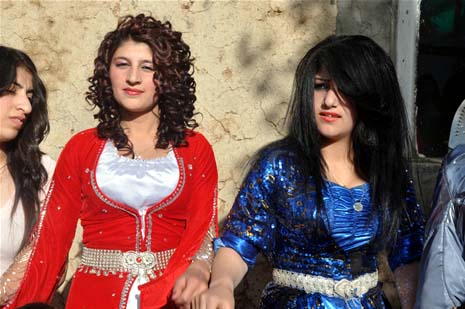 Yüksekova'da 08-09-Eylül 2012'de dünya evine giren çiftlerimizi sizlerler için sayfamıza taşıdık. Yüksekova Güncel Ailesi olarak tüm çitflerimize mutluluklar dileriz. Fotoğraf & Görüntü: Yaşar KAPLAN