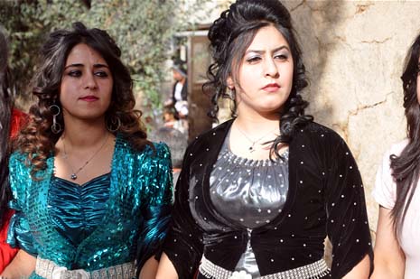 Yüksekova'da 08-09-Eylül 2012'de dünya evine giren çiftlerimizi sizlerler için sayfamıza taşıdık. Yüksekova Güncel Ailesi olarak tüm çitflerimize mutluluklar dileriz. Fotoğraf & Görüntü: Yaşar KAPLAN