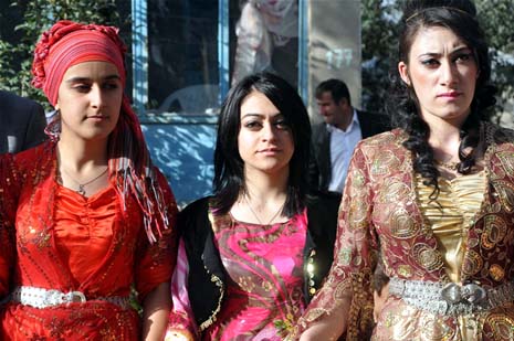 Yüksekova'da 08-09-Eylül 2012'de dünya evine giren çiftlerimizi sizlerler için sayfamıza taşıdık. Yüksekova Güncel Ailesi olarak tüm çitflerimize mutluluklar dileriz. Fotoğraf & Görüntü: Yaşar KAPLAN