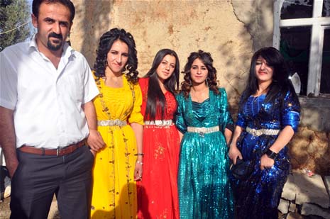 Yüksekova'da 08-09-Eylül 2012'de dünya evine giren çiftlerimizi sizlerler için sayfamıza taşıdık. Yüksekova Güncel Ailesi olarak tüm çitflerimize mutluluklar dileriz. Fotoğraf & Görüntü: Yaşar KAPLAN