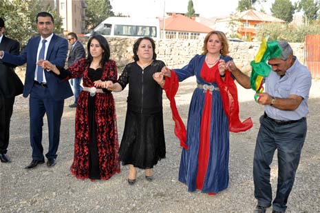 Yüksekova'da 08-09-Eylül 2012'de dünya evine giren çiftlerimizi sizlerler için sayfamıza taşıdık. Yüksekova Güncel Ailesi olarak tüm çitflerimize mutluluklar dileriz. Fotoğraf & Görüntü: Yaşar KAPLAN