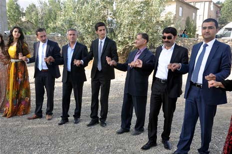 Yüksekova'da 08-09-Eylül 2012'de dünya evine giren çiftlerimizi sizlerler için sayfamıza taşıdık. Yüksekova Güncel Ailesi olarak tüm çitflerimize mutluluklar dileriz. Fotoğraf & Görüntü: Yaşar KAPLAN