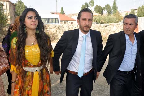 Yüksekova'da 08-09-Eylül 2012'de dünya evine giren çiftlerimizi sizlerler için sayfamıza taşıdık. Yüksekova Güncel Ailesi olarak tüm çitflerimize mutluluklar dileriz. Fotoğraf & Görüntü: Yaşar KAPLAN