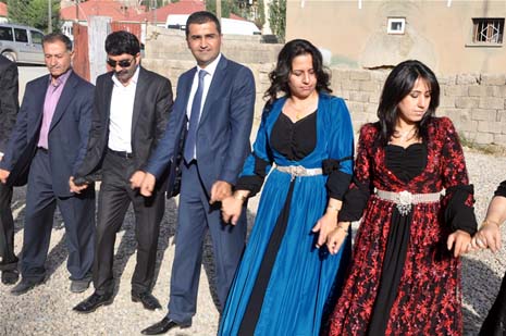 Yüksekova'da 08-09-Eylül 2012'de dünya evine giren çiftlerimizi sizlerler için sayfamıza taşıdık. Yüksekova Güncel Ailesi olarak tüm çitflerimize mutluluklar dileriz. Fotoğraf & Görüntü: Yaşar KAPLAN