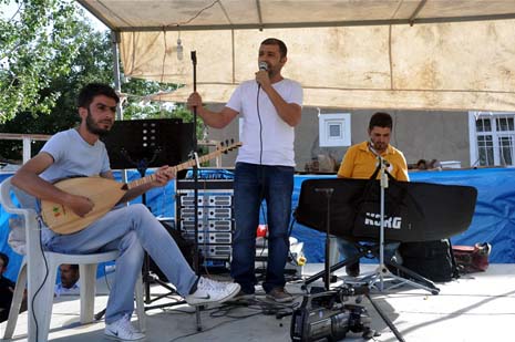 Yüksekova'da 08-09-Eylül 2012'de dünya evine giren çiftlerimizi sizlerler için sayfamıza taşıdık. Yüksekova Güncel Ailesi olarak tüm çitflerimize mutluluklar dileriz. Fotoğraf & Görüntü: Yaşar KAPLAN