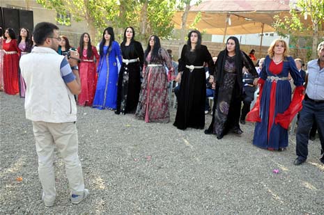 Yüksekova'da 08-09-Eylül 2012'de dünya evine giren çiftlerimizi sizlerler için sayfamıza taşıdık. Yüksekova Güncel Ailesi olarak tüm çitflerimize mutluluklar dileriz. Fotoğraf & Görüntü: Yaşar KAPLAN