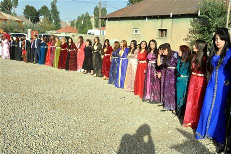 Yüksekova'da 08-09-Eylül 2012'de dünya evine giren çiftlerimizi sizlerler için sayfamıza taşıdık. Yüksekova Güncel Ailesi olarak tüm çitflerimize mutluluklar dileriz. Fotoğraf & Görüntü: Yaşar KAPLAN