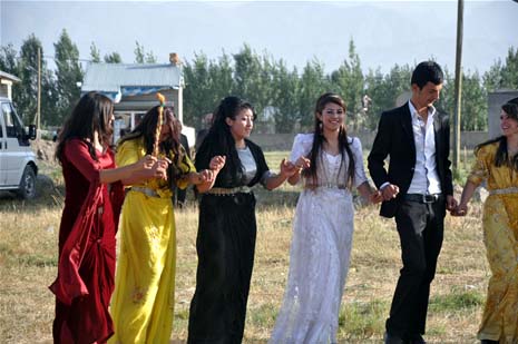 Yüksekova'da 08-09-Eylül 2012'de dünya evine giren çiftlerimizi sizlerler için sayfamıza taşıdık. Yüksekova Güncel Ailesi olarak tüm çitflerimize mutluluklar dileriz. Fotoğraf & Görüntü: Yaşar KAPLAN