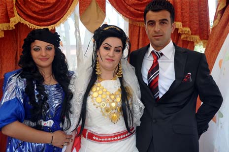 Yüksekova'da 08-09-Eylül 2012'de dünya evine giren çiftlerimizi sizlerler için sayfamıza taşıdık. Yüksekova Güncel Ailesi olarak tüm çitflerimize mutluluklar dileriz. Fotoğraf & Görüntü: Yaşar KAPLAN