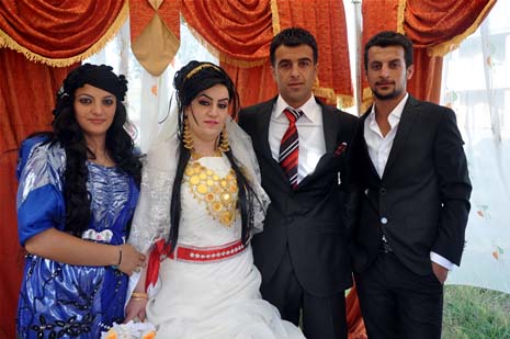 Yüksekova'da 08-09-Eylül 2012'de dünya evine giren çiftlerimizi sizlerler için sayfamıza taşıdık. Yüksekova Güncel Ailesi olarak tüm çitflerimize mutluluklar dileriz. Fotoğraf & Görüntü: Yaşar KAPLAN