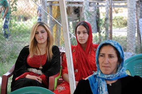 Yüksekova'da 08-09-Eylül 2012'de dünya evine giren çiftlerimizi sizlerler için sayfamıza taşıdık. Yüksekova Güncel Ailesi olarak tüm çitflerimize mutluluklar dileriz. Fotoğraf & Görüntü: Yaşar KAPLAN