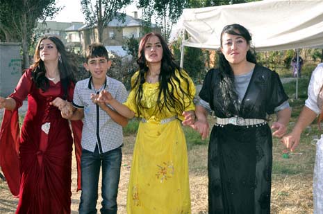 Yüksekova'da 08-09-Eylül 2012'de dünya evine giren çiftlerimizi sizlerler için sayfamıza taşıdık. Yüksekova Güncel Ailesi olarak tüm çitflerimize mutluluklar dileriz. Fotoğraf & Görüntü: Yaşar KAPLAN