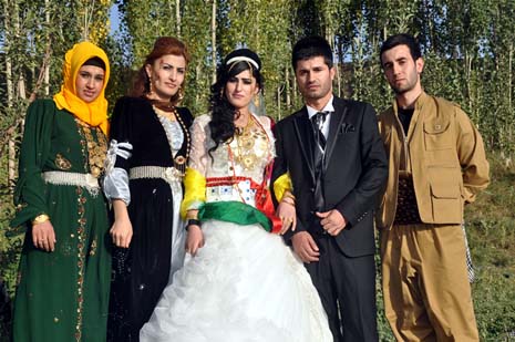 Yüksekova'da 08-09-Eylül 2012'de dünya evine giren çiftlerimizi sizlerler için sayfamıza taşıdık. Yüksekova Güncel Ailesi olarak tüm çitflerimize mutluluklar dileriz. Fotoğraf & Görüntü: Yaşar KAPLAN