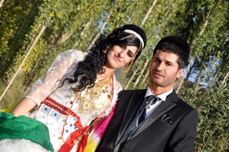 Yüksekova'da 08-09-Eylül 2012'de dünya evine giren çiftlerimizi sizlerler için sayfamıza taşıdık. Yüksekova Güncel Ailesi olarak tüm çitflerimize mutluluklar dileriz. Fotoğraf & Görüntü: Yaşar KAPLAN