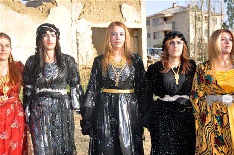 Yüksekova'da 08-09-Eylül 2012'de dünya evine giren çiftlerimizi sizlerler için sayfamıza taşıdık. Yüksekova Güncel Ailesi olarak tüm çitflerimize mutluluklar dileriz. Fotoğraf & Görüntü: Yaşar KAPLAN