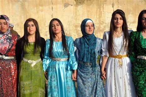 Yüksekova'da 08-09-Eylül 2012'de dünya evine giren çiftlerimizi sizlerler için sayfamıza taşıdık. Yüksekova Güncel Ailesi olarak tüm çitflerimize mutluluklar dileriz. Fotoğraf & Görüntü: Yaşar KAPLAN