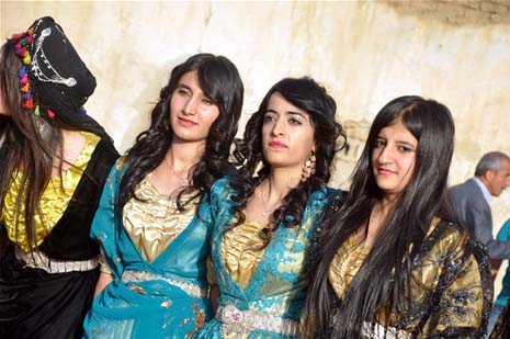 Yüksekova'da 08-09-Eylül 2012'de dünya evine giren çiftlerimizi sizlerler için sayfamıza taşıdık. Yüksekova Güncel Ailesi olarak tüm çitflerimize mutluluklar dileriz. Fotoğraf & Görüntü: Yaşar KAPLAN