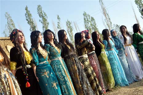 Yüksekova'da 08-09-Eylül 2012'de dünya evine giren çiftlerimizi sizlerler için sayfamıza taşıdık. Yüksekova Güncel Ailesi olarak tüm çitflerimize mutluluklar dileriz. Fotoğraf & Görüntü: Yaşar KAPLAN