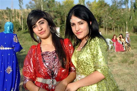 Yüksekova'da 08-09-Eylül 2012'de dünya evine giren çiftlerimizi sizlerler için sayfamıza taşıdık. Yüksekova Güncel Ailesi olarak tüm çitflerimize mutluluklar dileriz. Fotoğraf & Görüntü: Yaşar KAPLAN