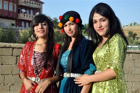 Yüksekova'da 08-09-Eylül 2012'de dünya evine giren çiftlerimizi sizlerler için sayfamıza taşıdık. Yüksekova Güncel Ailesi olarak tüm çitflerimize mutluluklar dileriz. Fotoğraf & Görüntü: Yaşar KAPLAN