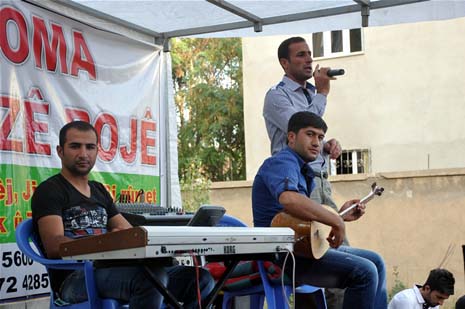 Yüksekova'da 08-09-Eylül 2012'de dünya evine giren çiftlerimizi sizlerler için sayfamıza taşıdık. Yüksekova Güncel Ailesi olarak tüm çitflerimize mutluluklar dileriz. Fotoğraf & Görüntü: Yaşar KAPLAN