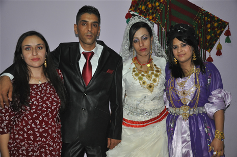 Yüksekova'da 08-09-Eylül 2012'de dünya evine giren çiftlerimizi sizlerler için sayfamıza taşıdık. Yüksekova Güncel Ailesi olarak tüm çitflerimize mutluluklar dileriz. Fotoğraf & Görüntü: Yaşar KAPLAN