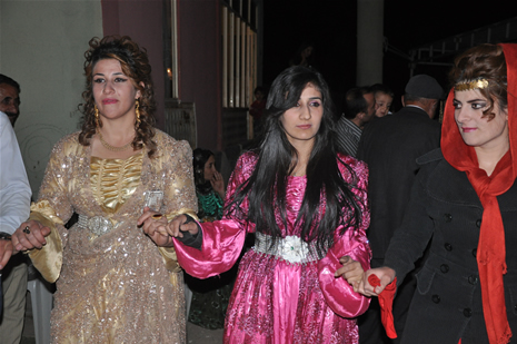 Yüksekova'da 08-09-Eylül 2012'de dünya evine giren çiftlerimizi sizlerler için sayfamıza taşıdık. Yüksekova Güncel Ailesi olarak tüm çitflerimize mutluluklar dileriz. Fotoğraf & Görüntü: Yaşar KAPLAN