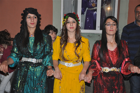 Yüksekova'da 08-09-Eylül 2012'de dünya evine giren çiftlerimizi sizlerler için sayfamıza taşıdık. Yüksekova Güncel Ailesi olarak tüm çitflerimize mutluluklar dileriz. Fotoğraf & Görüntü: Yaşar KAPLAN